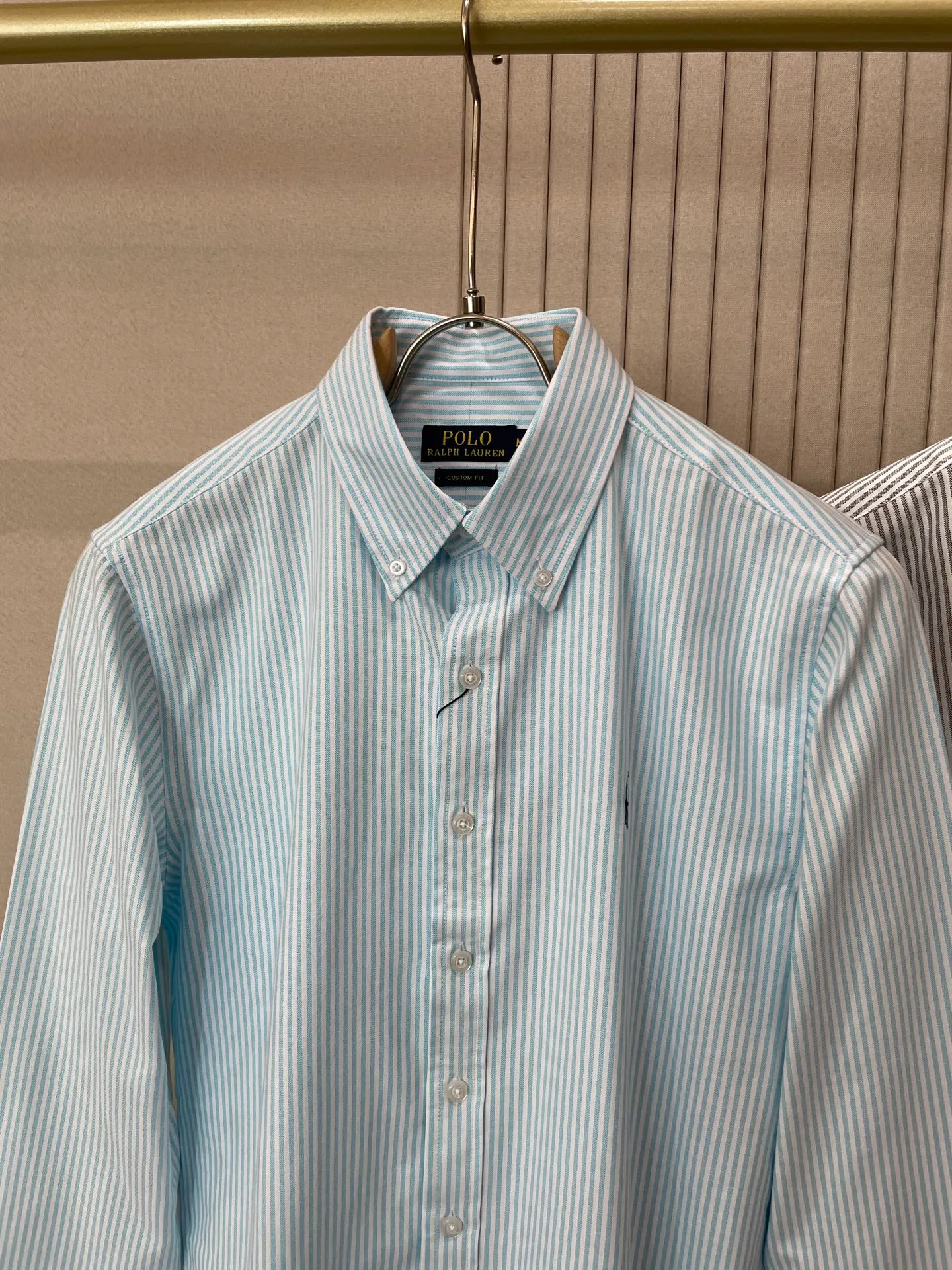 P220 🌸🌸🌸 POLO Ralph Lauren [High Quality] Classic shirt! The classic casual shirt made of pure cotton Oxford cloth has a unique design. It has a simple, clean and classic silhouette design. It is a versatile style that can be switched at will. The fabric feels soft and delicate, highly breathable, and is close to the skin and comfortable to wear. It can be worn alone as an inner layer. Its versatile performance is beyond your imagination! The upper body of the ready-to-wear is simple and classic yet elegant! Size:M-XXL
